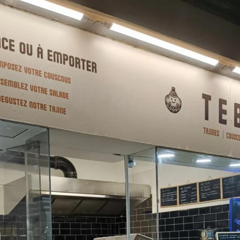 Une table élégamment dressée avec des plats français raffinés et une bouteille de vin rouge, illustrant la gastronomie de l’art de vivre français